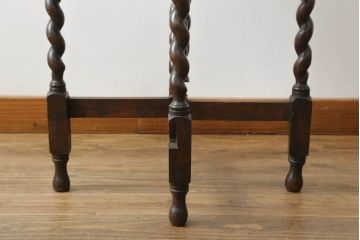 イギリスアンティーク　オーク材　ツイストレッグが目を惹く折り畳みコーヒーテーブル(カフェテーブル、ラウンドテーブル、センターテーブル、折りたたみテーブル)(R-064164)