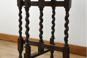 イギリスアンティーク　オーク材　ツイストレッグが目を惹く折り畳みコーヒーテーブル(カフェテーブル、ラウンドテーブル、センターテーブル、折りたたみテーブル)(R-064164)