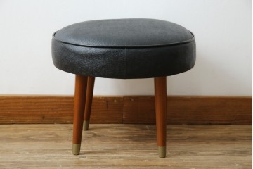 イギリスヴィンテージ　小さめのサイズ感が可愛らしい合皮スツール　(R-064169)