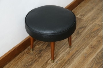 イギリスヴィンテージ　小さめのサイズ感が可愛らしい合皮スツール　(R-064169)