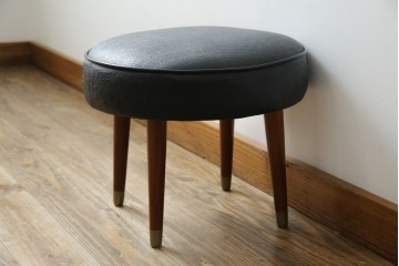 イギリスヴィンテージ　小さめのサイズ感が可愛らしい合皮スツール　(R-064169)