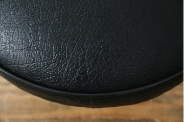 イギリスヴィンテージ　小さめのサイズ感が可愛らしい合皮スツール　(R-064169)