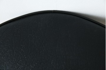 イギリスヴィンテージ　小さめのサイズ感が可愛らしい合皮スツール　(R-064169)