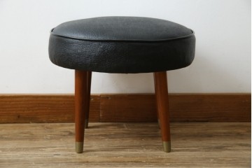 イギリスヴィンテージ　小さめのサイズ感が可愛らしい合皮スツール　(R-064169)