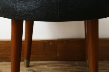 イギリスヴィンテージ　小さめのサイズ感が可愛らしい合皮スツール　(R-064169)