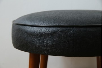 イギリスヴィンテージ　小さめのサイズ感が可愛らしい合皮スツール　(R-064169)