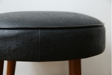 イギリスヴィンテージ　小さめのサイズ感が可愛らしい合皮スツール　(R-064169)