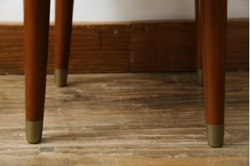 イギリスヴィンテージ　小さめのサイズ感が可愛らしい合皮スツール　(R-064169)