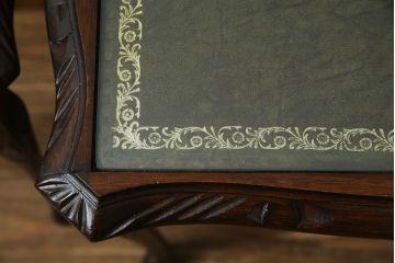 イギリスビンテージ　すらりと伸びた猫脚がクラシカルな雰囲気を醸し出すネストテーブル(サイドテーブル、コーヒーテーブル、カフェテーブル、ローテーブル、レザートップ、ヴィンテージ)(R-064173)