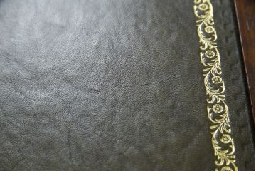 イギリスビンテージ　すらりと伸びた猫脚がクラシカルな雰囲気を醸し出すネストテーブル(サイドテーブル、コーヒーテーブル、カフェテーブル、ローテーブル、レザートップ、ヴィンテージ)(R-064173)