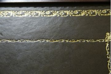 イギリスビンテージ　すらりと伸びた猫脚がクラシカルな雰囲気を醸し出すネストテーブル(サイドテーブル、コーヒーテーブル、カフェテーブル、ローテーブル、レザートップ、ヴィンテージ)(R-064173)