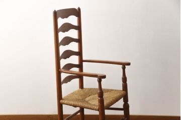 中古　美品　松本民芸家具　ナラ材　漆塗り　背面の曲線デザインが優美なラダーバックアームチェア(椅子、イス、ダイニングチェア、ハイバックチェア)(定価約40万円)(R-064183)