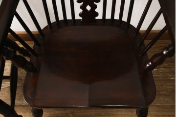 中古　美品　松本民芸家具　#44A型　クラシカルなデザインが美しいウィンザーチェア2脚セット(アームチェア、板座チェア、ダイニングチェア、椅子、イス、ウインザーチェア)(定価1脚で約20万円)(R-064185)