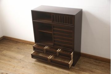 和製ビンテージ　赤みがかった木肌が上品な茶箪笥(水屋箪笥、収納棚、戸棚、引き出し、食器棚、松本民芸家具、ヴィンテージ)(R-064186)