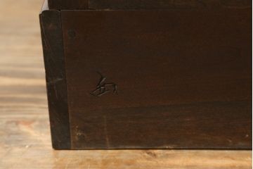 中古　美品　松本民芸家具　#58型　お洒落な扉のデザインが印象的な食器棚(カップボード、収納棚、戸棚)(定価約55万円)(R-064191)