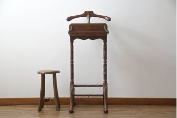 中古　美品　高級品　JONATHAN CHARLES(ジョナサンチャールズ)　マホガニー材　クラシカルな佇まいが印象的なバレットスタンド(ハンガースタンド、ハンガーラック、スーツスタンド、コートスタンド、ジュエリーケース付き、アンティーク風)(R-064211)