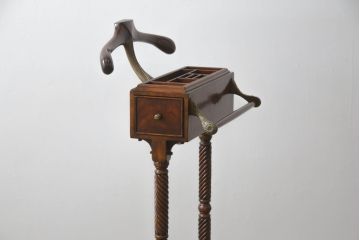 中古　美品　高級品　JONATHAN CHARLES(ジョナサンチャールズ)　マホガニー材　クラシカルな佇まいが印象的なバレットスタンド(ハンガースタンド、ハンガーラック、スーツスタンド、コートスタンド、ジュエリーケース付き、アンティーク風)(R-064211)