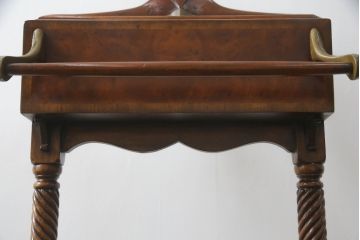 中古　美品　高級品　JONATHAN CHARLES(ジョナサンチャールズ)　マホガニー材　クラシカルな佇まいが印象的なバレットスタンド(ハンガースタンド、ハンガーラック、スーツスタンド、コートスタンド、ジュエリーケース付き、アンティーク風)(R-064211)