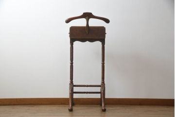 中古　美品　高級品　JONATHAN CHARLES(ジョナサンチャールズ)　マホガニー材　クラシカルな佇まいが印象的なバレットスタンド(ハンガースタンド、ハンガーラック、スーツスタンド、コートスタンド、ジュエリーケース付き、アンティーク風)(R-064211)