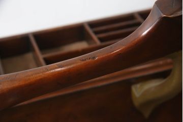 中古　美品　高級品　JONATHAN CHARLES(ジョナサンチャールズ)　マホガニー材　クラシカルな佇まいが印象的なバレットスタンド(ハンガースタンド、ハンガーラック、スーツスタンド、コートスタンド、ジュエリーケース付き、アンティーク風)(R-064211)