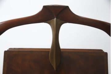 中古　美品　高級品　JONATHAN CHARLES(ジョナサンチャールズ)　マホガニー材　クラシカルな佇まいが印象的なバレットスタンド(ハンガースタンド、ハンガーラック、スーツスタンド、コートスタンド、ジュエリーケース付き、アンティーク風)(R-064211)