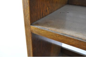 和製アンティーク　レトロデザイン　ナラ(楢)材　どこか懐かしさを感じるレトロな本棚(収納棚、戸棚、オープンラック、ブックシェルフ、飾り棚、陳列棚)(R-064212)