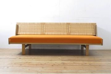 北欧ビンテージ　美品　オーク材　Hans J Wegner(ハンス・J・ウェグナー)　GETAMA (ゲタマ)　GE258　籐張りが珍しい!優しい色合いのデイベッド(ソファベッド、3人掛けソファ、トリプルソファ、3P、ヴィンテージ)(R-064213)
