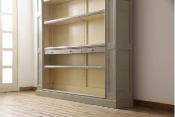 フランスビンテージ　高級品　アンティーク調　エレガントな意匠が目を惹く造りがしっかりとした特大飾り棚(商品陳列棚、収納棚、店舗什器、引き出し付き棚板、ヴィンテージ)(R-064215)