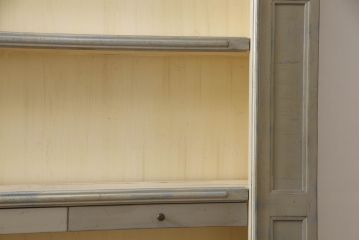 フランスビンテージ　高級品　アンティーク調　エレガントな意匠が目を惹く造りがしっかりとした特大飾り棚(商品陳列棚、収納棚、店舗什器、引き出し付き棚板、ヴィンテージ)(R-064215)