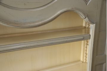 フランスビンテージ　高級品　アンティーク調　エレガントな意匠が目を惹く造りがしっかりとした特大飾り棚(商品陳列棚、収納棚、店舗什器、引き出し付き棚板、ヴィンテージ)(R-064215)