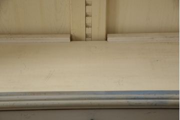 フランスビンテージ　高級品　アンティーク調　エレガントな意匠が目を惹く造りがしっかりとした特大飾り棚(商品陳列棚、収納棚、店舗什器、引き出し付き棚板、ヴィンテージ)(R-064215)