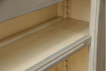 フランスビンテージ　高級品　アンティーク調　エレガントな意匠が目を惹く造りがしっかりとした特大飾り棚(商品陳列棚、収納棚、店舗什器、引き出し付き棚板、ヴィンテージ)(R-064215)