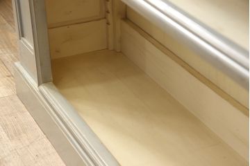 フランスビンテージ　高級品　アンティーク調　エレガントな意匠が目を惹く造りがしっかりとした特大飾り棚(商品陳列棚、収納棚、店舗什器、引き出し付き棚板、ヴィンテージ)(R-064215)