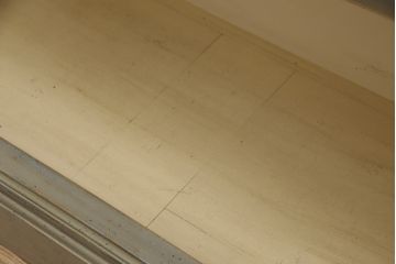 フランスビンテージ　高級品　アンティーク調　エレガントな意匠が目を惹く造りがしっかりとした特大飾り棚(商品陳列棚、収納棚、店舗什器、引き出し付き棚板、ヴィンテージ)(R-064215)