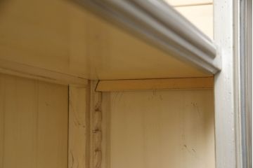 フランスビンテージ　高級品　アンティーク調　エレガントな意匠が目を惹く造りがしっかりとした特大飾り棚(商品陳列棚、収納棚、店舗什器、引き出し付き棚板、ヴィンテージ)(R-064215)
