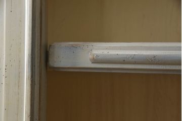 フランスビンテージ　高級品　アンティーク調　エレガントな意匠が目を惹く造りがしっかりとした特大飾り棚(商品陳列棚、収納棚、店舗什器、引き出し付き棚板、ヴィンテージ)(R-064215)