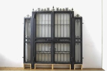 中古　美品　ヨーロピアンな雰囲気づくりにおすすめのガラス入りロートアイアンの門扉セット(フェンス、鉄柵、ゲート)(定価約250万円)(R-064218)