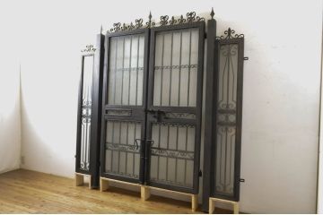 中古　美品　ヨーロピアンな雰囲気づくりにおすすめのガラス入りロートアイアンの門扉セット(フェンス、鉄柵、ゲート)(定価約250万円)(R-064218)