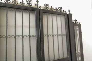 中古　美品　ヨーロピアンな雰囲気づくりにおすすめのガラス入りロートアイアンの門扉セット(フェンス、鉄柵、ゲート)(定価約250万円)(R-064218)