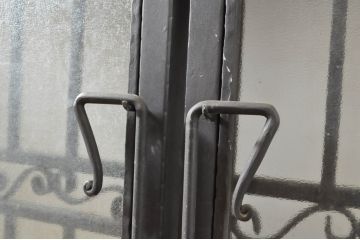 中古　美品　ヨーロピアンな雰囲気づくりにおすすめのガラス入りロートアイアンの門扉セット(フェンス、鉄柵、ゲート)(定価約250万円)(R-064218)
