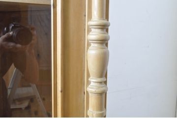 フランスアンティーク　パイン材　優美なデザインが魅力のコーナーキャビネット(コーナーラック、飾り棚、収納棚、戸棚、隅棚)(R-064220)