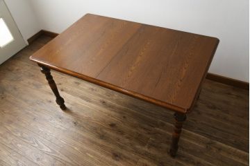 中古　美品　三越家具(現カントリーハウス)　Brugge(ブルージュ)　オーク材　クラシカルな佇まいが魅力の伸長式ダイニングテーブル(エクステンションテーブル、4人掛け、4P、6人掛け、6P、食卓)(R-064225)