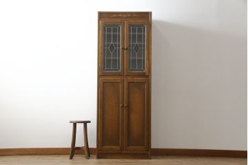 中古　三越家具(現カントリーハウス)　Brugge(ブルージュ)　ステンドグラスが上品な雰囲気を醸し出すキャビネット(収納棚、戸棚、飾り棚、本箱、ブックケース)(R-064227)