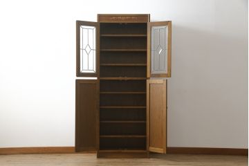中古　三越家具(現カントリーハウス)　Brugge(ブルージュ)　ステンドグラスが上品な雰囲気を醸し出すキャビネット(収納棚、戸棚、飾り棚、本箱、ブックケース)(R-064227)