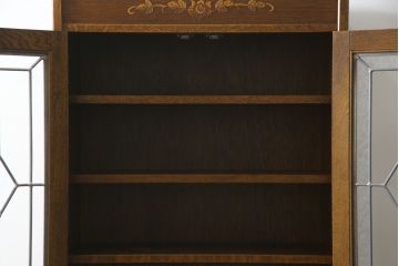 中古　三越家具(現カントリーハウス)　Brugge(ブルージュ)　ステンドグラスが上品な雰囲気を醸し出すキャビネット(収納棚、戸棚、飾り棚、本箱、ブックケース)(R-064227)