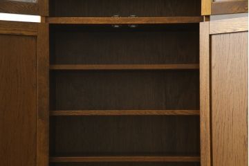 中古　三越家具(現カントリーハウス)　Brugge(ブルージュ)　ステンドグラスが上品な雰囲気を醸し出すキャビネット(収納棚、戸棚、飾り棚、本箱、ブックケース)(R-064227)