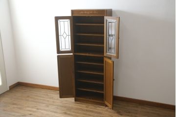 中古　三越家具(現カントリーハウス)　Brugge(ブルージュ)　ステンドグラスが上品な雰囲気を醸し出すキャビネット(収納棚、戸棚、飾り棚、本箱、ブックケース)(R-064227)