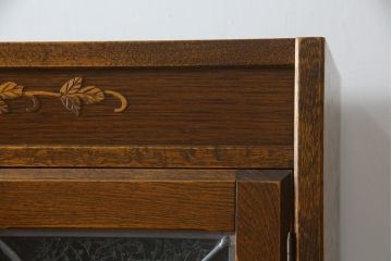 中古　三越家具(現カントリーハウス)　Brugge(ブルージュ)　ステンドグラスが上品な雰囲気を醸し出すキャビネット(収納棚、戸棚、飾り棚、本箱、ブックケース)(R-064227)