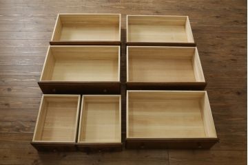 中古　三越家具(現カントリーハウス)　Brugge(ブルージュ)　エレガントな装飾デザインが可愛らしいチェスト(引き出し、ハイチェスト、洋服タンス)(R-064229)