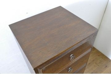 中古　華奢なデザインの取っ手がアクセントのブルージュ風縦型チェスト(引き出し、ハイチェスト、サイドチェスト)(R-064230)